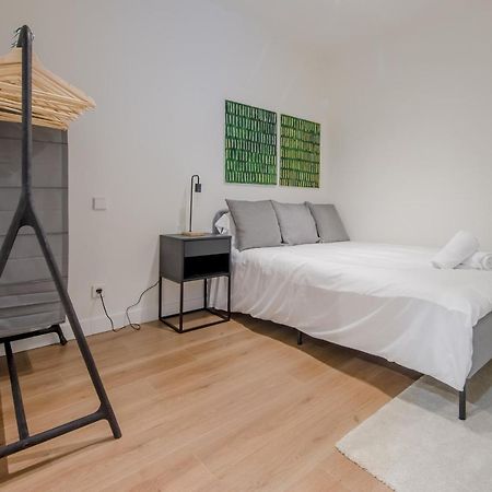 Modern Apt & Cool Interior Design En El Retiro Apartment Madrid Exterior foto