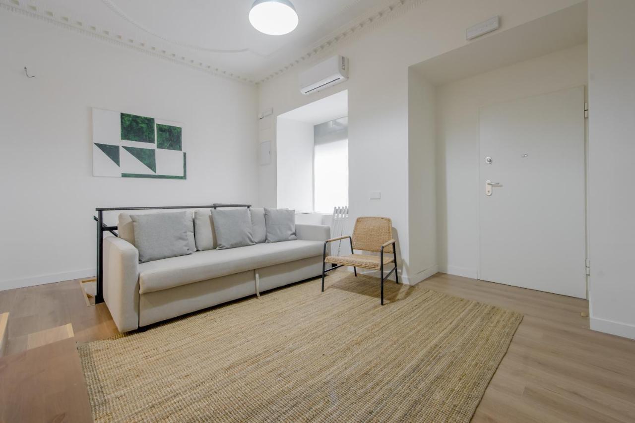 Modern Apt & Cool Interior Design En El Retiro Apartment Madrid Exterior foto