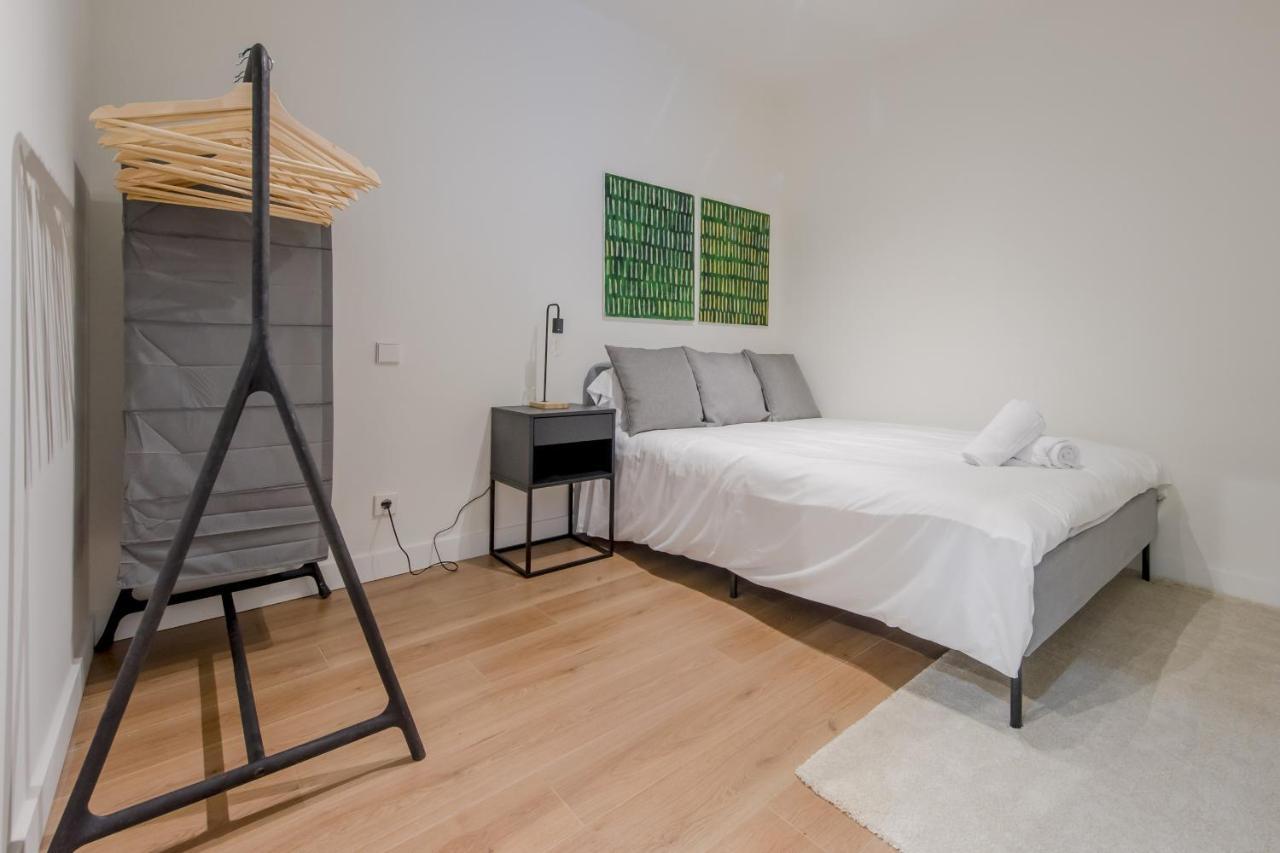 Modern Apt & Cool Interior Design En El Retiro Apartment Madrid Exterior foto