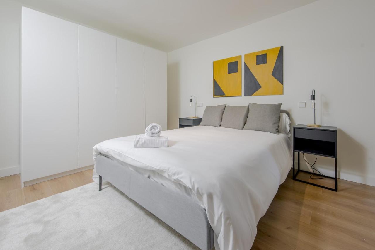 Modern Apt & Cool Interior Design En El Retiro Apartment Madrid Exterior foto