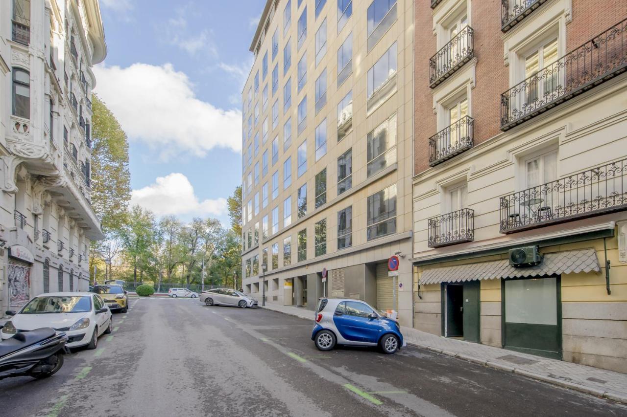 Modern Apt & Cool Interior Design En El Retiro Apartment Madrid Exterior foto