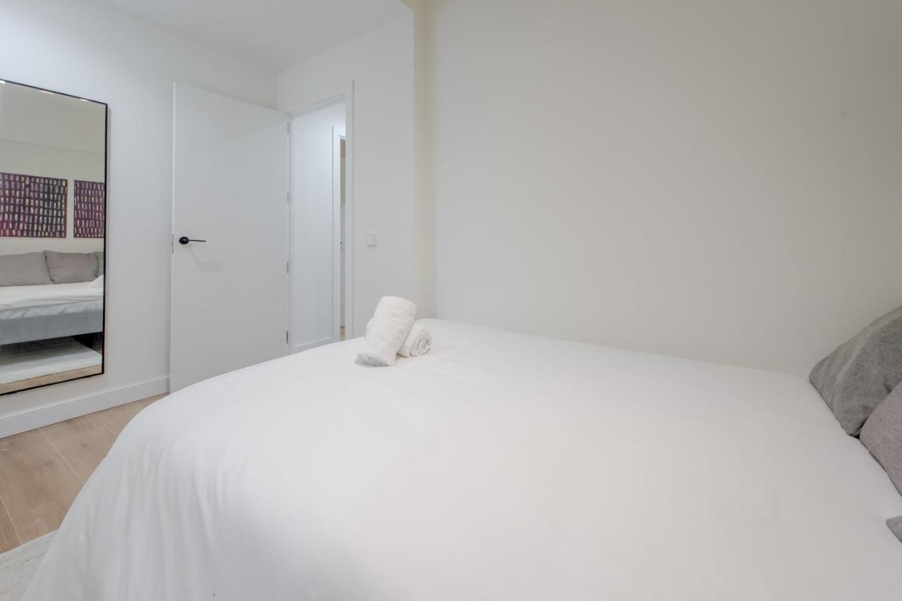 Modern Apt & Cool Interior Design En El Retiro Apartment Madrid Exterior foto
