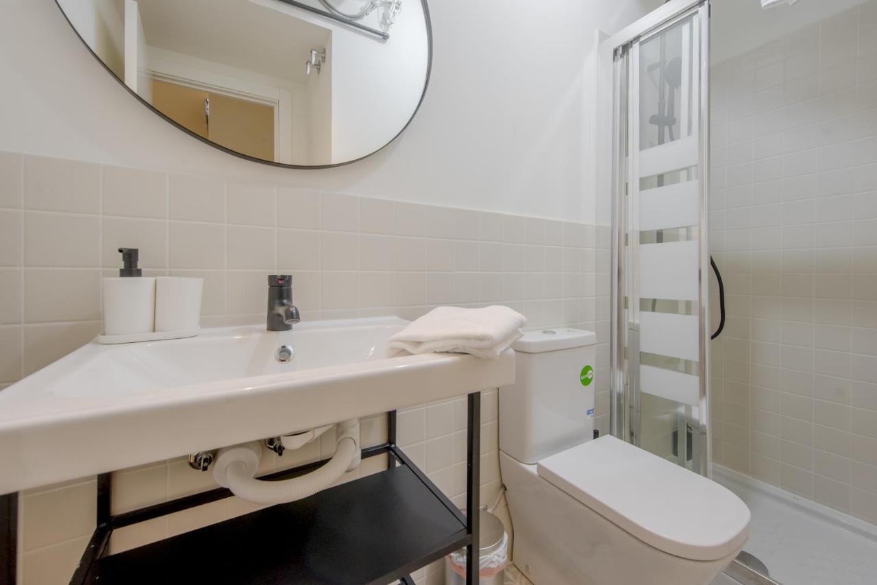 Modern Apt & Cool Interior Design En El Retiro Apartment Madrid Exterior foto