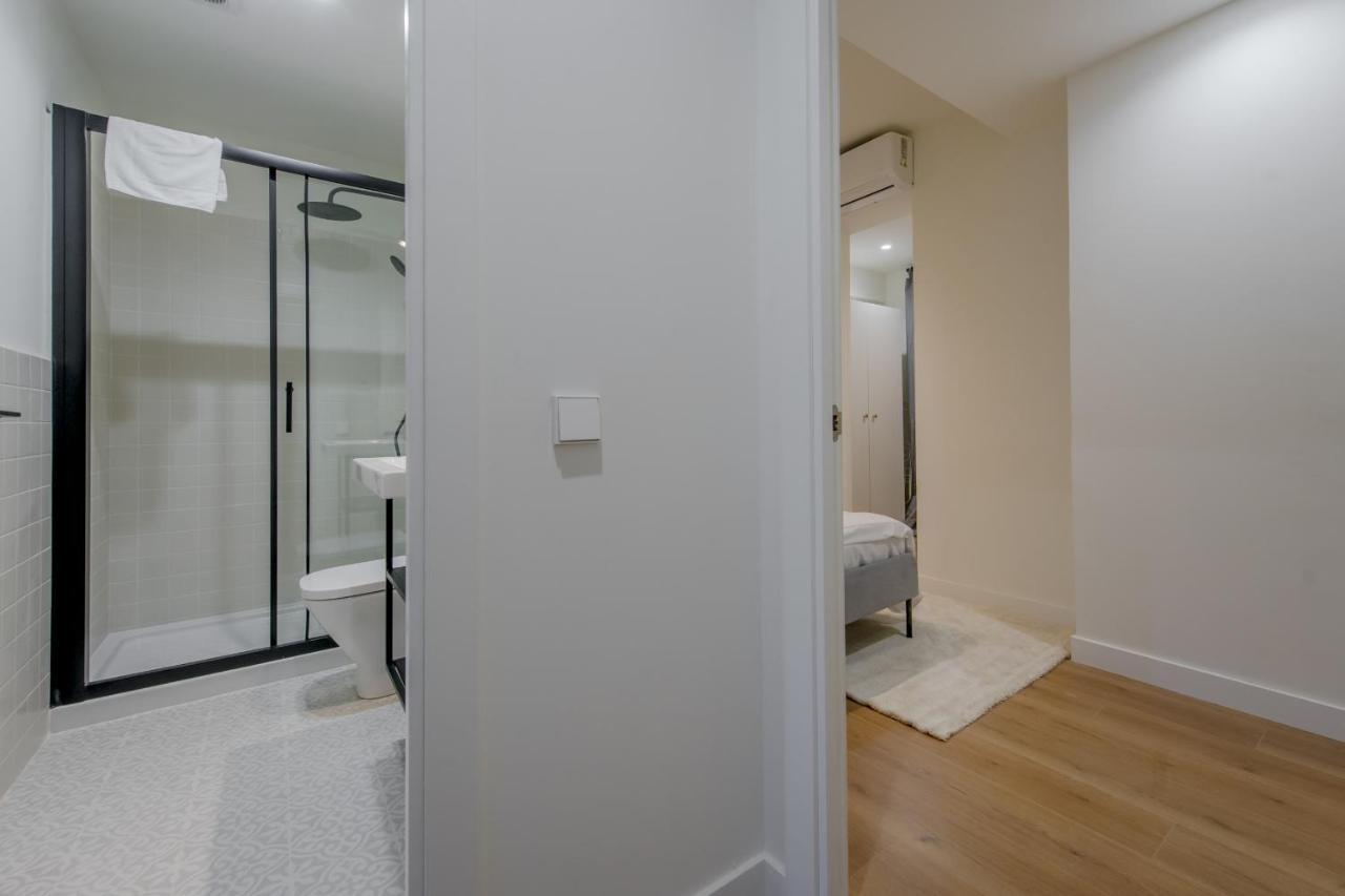 Modern Apt & Cool Interior Design En El Retiro Apartment Madrid Exterior foto