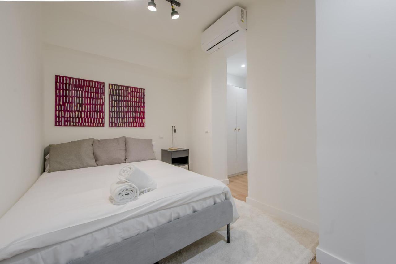 Modern Apt & Cool Interior Design En El Retiro Apartment Madrid Exterior foto